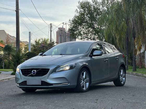VOLVO V40 2.0 T4 MOMENTUM GASOLINA 4P AUTOMÁTICO VOLVO V40 2.0 T4 MOMENTUM GASOLINA 4P AUTOMÁTICO